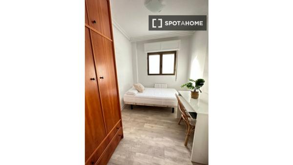 Room for rent in shared apartment in Pamplona