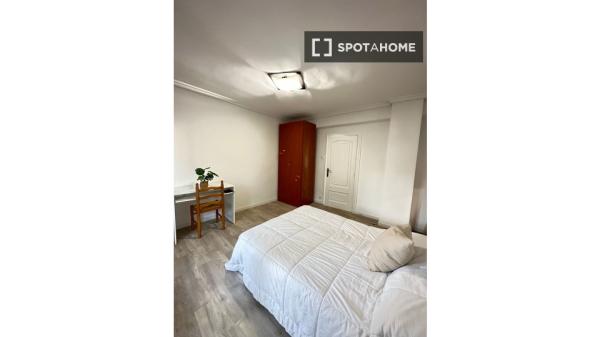 Room for rent in shared apartment in Pamplona
