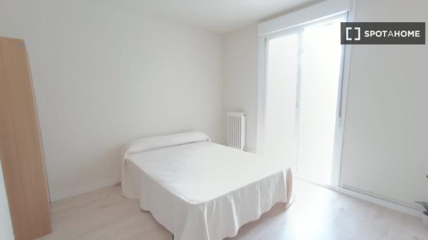 Room for rent in shared apartment in Pamplona