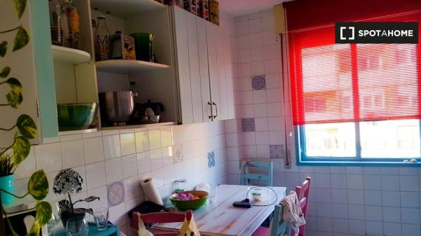 Se alquila habitación en piso de 3 habitaciones en Santander