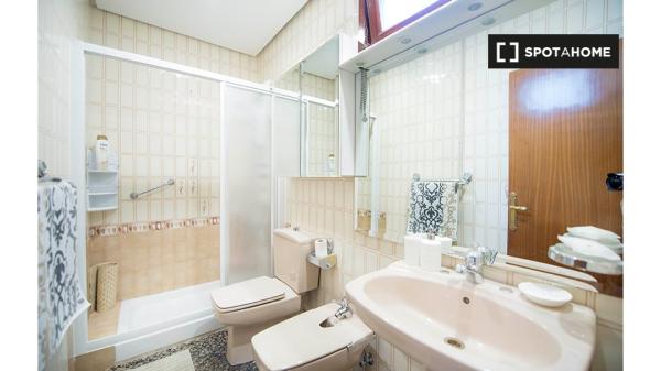 Pokój do wynajęcia w 5-pokojowym mieszkaniu w Casco Viejo, Bilbao