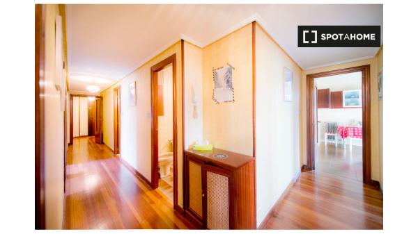 Prywatny pokój w 5-pokojowym apartamencie w Begoña, Bilbao