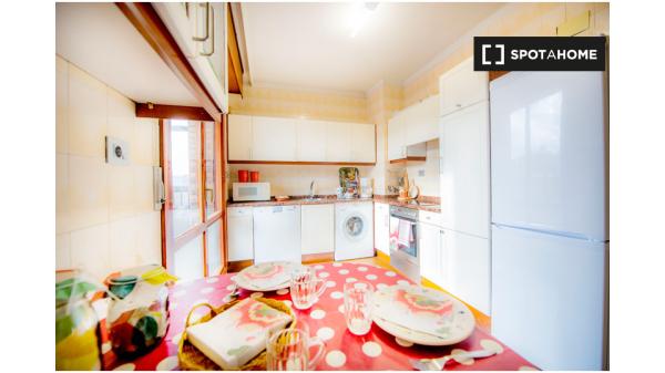 Prywatny pokój w 5-pokojowym apartamencie w Begoña, Bilbao