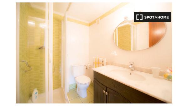 Prywatny pokój w 5-pokojowym apartamencie w Begoña, Bilbao