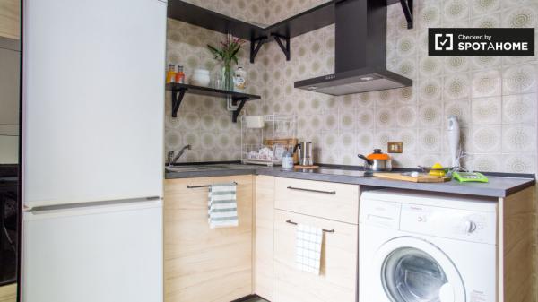 Habitación ordenada en un apartamento de 3 dormitorios en Rekalde, Bilbao