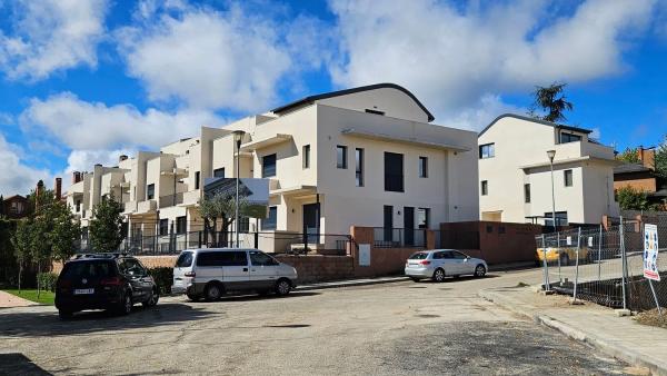 Chalet pareado en venta en calle Hermanos San Román, 1