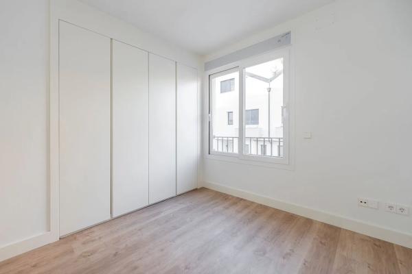 Chalet pareado en venta en calle Hermanos San Román, 1