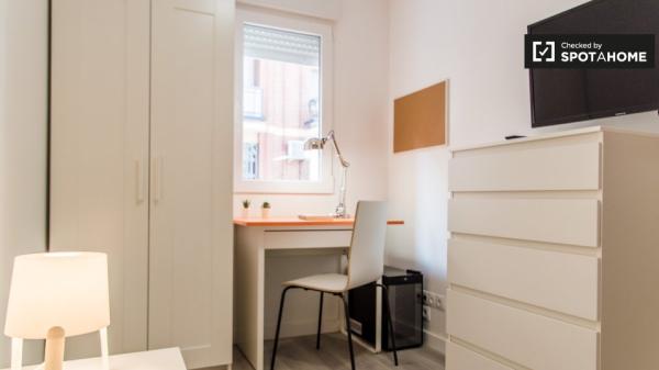 Se alquila habitación en piso de 5 habitaciones en Burjassot, Valencia.