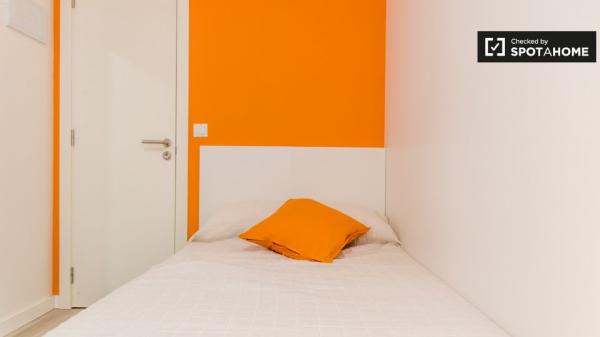 Se alquila habitación en piso de 5 habitaciones en Burjassot, Valencia.