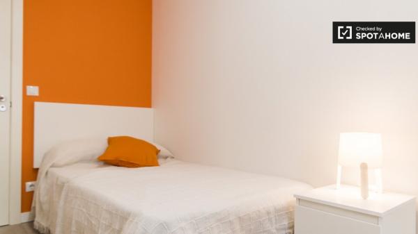 Se alquila habitación en piso de 5 habitaciones en Burjassot, Valencia.