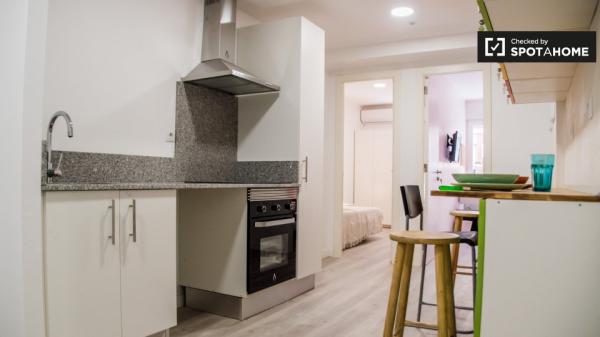 Se alquila habitación en piso de 5 habitaciones en Burjassot, Valencia.