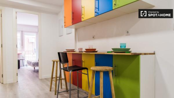 Se alquila habitación en piso de 5 habitaciones en Burjassot, Valencia.