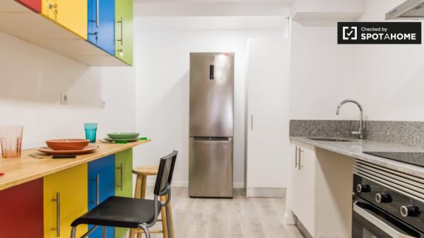 Se alquila habitación en piso de 5 habitaciones en Burjassot, Valencia.