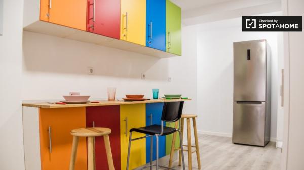 Se alquila habitación en piso de 5 habitaciones en Burjassot, Valencia.