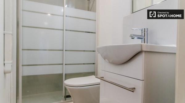 Se alquila habitación en piso de 5 habitaciones en Burjassot, Valencia.