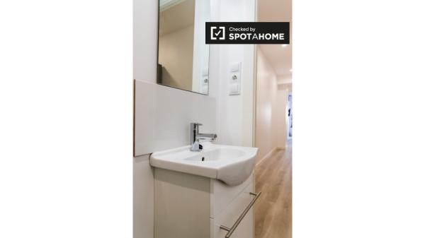 Se alquila habitación en piso de 5 habitaciones en Burjassot, Valencia.