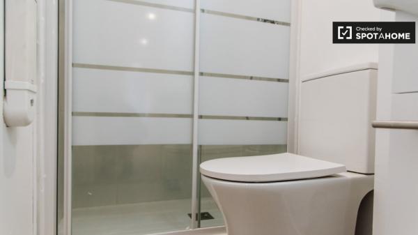 Se alquila habitación en piso de 5 habitaciones en Burjassot, Valencia.