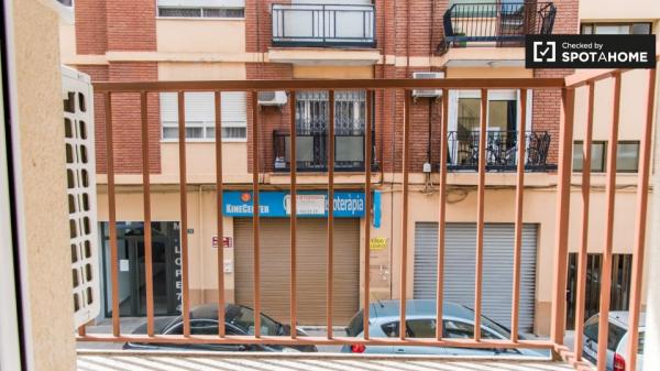 Se alquila habitación en piso de 5 habitaciones en Burjassot, Valencia.