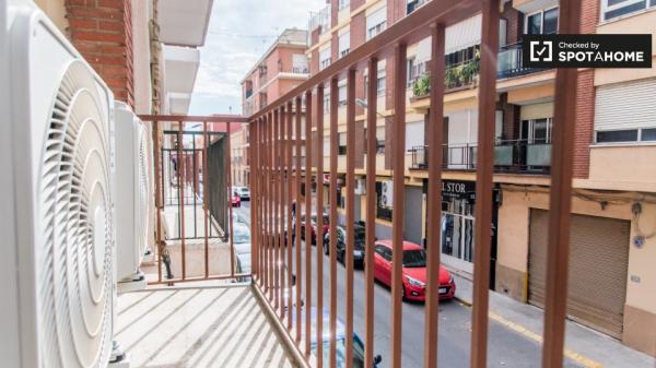 Se alquila habitación en piso de 5 habitaciones en Burjassot, Valencia.