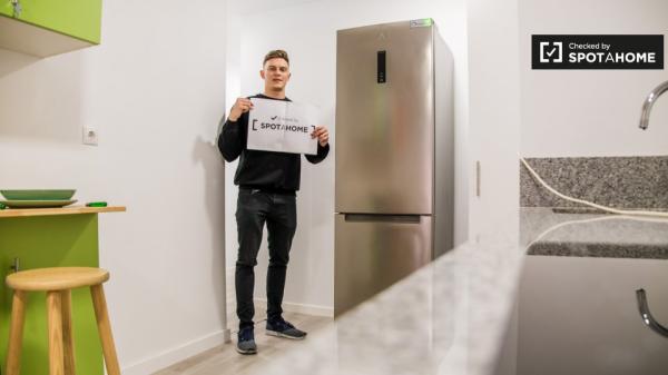 Se alquila habitación en piso de 5 habitaciones en Burjassot, Valencia.