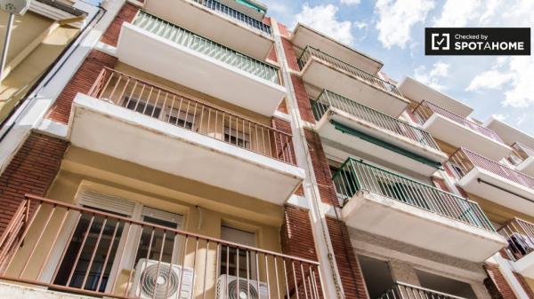 Se alquila habitación en piso de 5 habitaciones en Burjassot, Valencia.