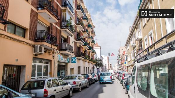 Se alquila habitación en piso de 5 habitaciones en Burjassot, Valencia.