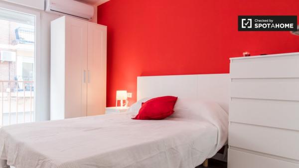 Se alquila habitación en piso de 5 habitaciones en Burjassot, Valencia.