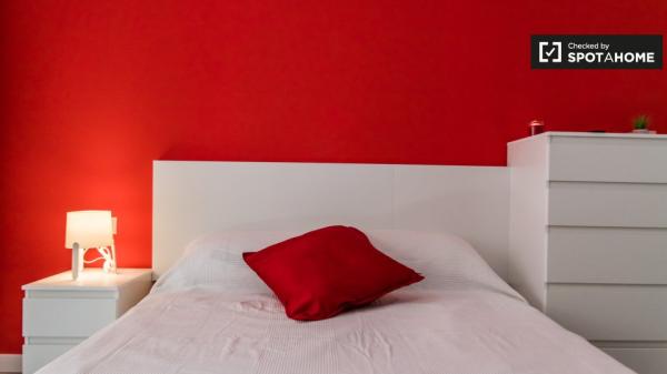 Se alquila habitación en piso de 5 habitaciones en Burjassot, Valencia.