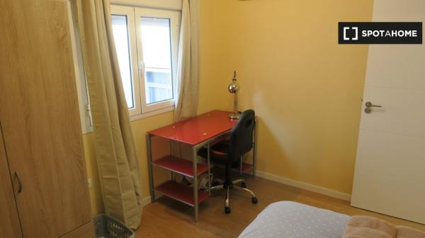 Zimmer zu vermieten in 4-Zimmer-Wohnung in Triana, Sevilla