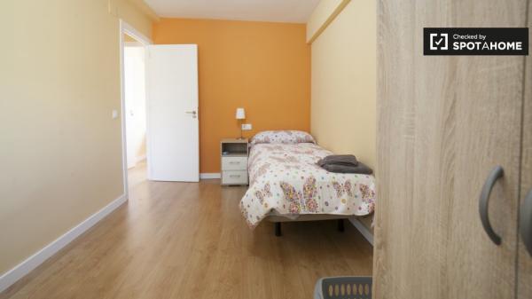 Helles Zimmer in einer 4-Zimmer-Wohnung in Triana, Sevilla