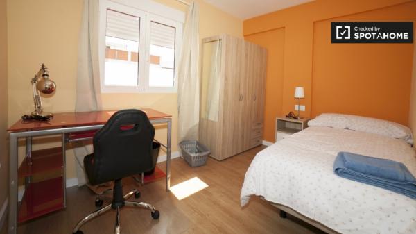 Helles Zimmer in einer 4-Zimmer-Wohnung in Triana, Sevilla
