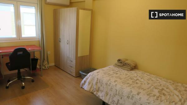 Zimmer zu vermieten in 4-Zimmer-Wohnung in Triana, Sevilla