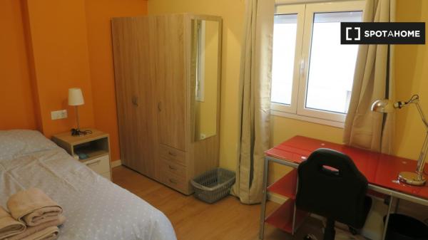 Zimmer zu vermieten in 4-Zimmer-Wohnung in Triana, Sevilla