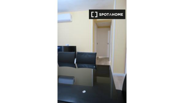 Gemütliches Zimmer in 4-Zimmer-Wohnung in Triana, Sevilla