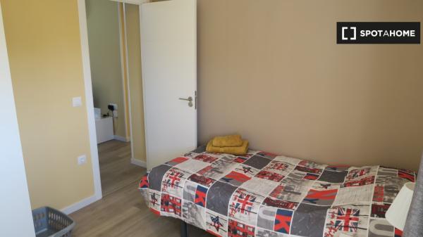 Gemütliches Zimmer in 4-Zimmer-Wohnung in Triana, Sevilla