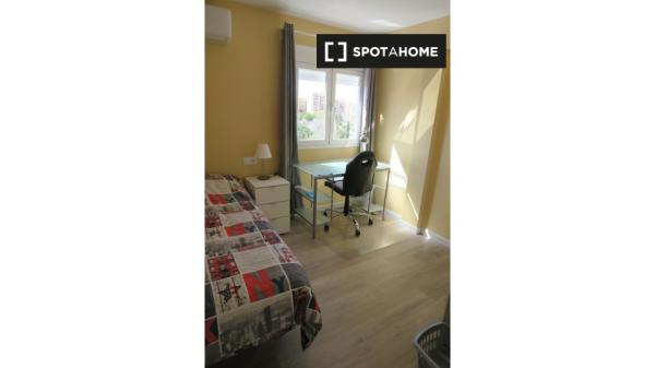 Gemütliches Zimmer in 4-Zimmer-Wohnung in Triana, Sevilla