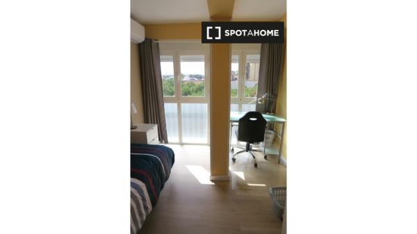 Gemütliches Zimmer in 4-Zimmer-Wohnung in Triana, Sevilla