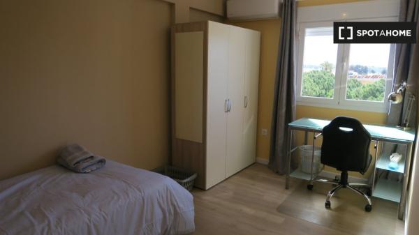 Gemütliches Zimmer in 4-Zimmer-Wohnung in Triana, Sevilla