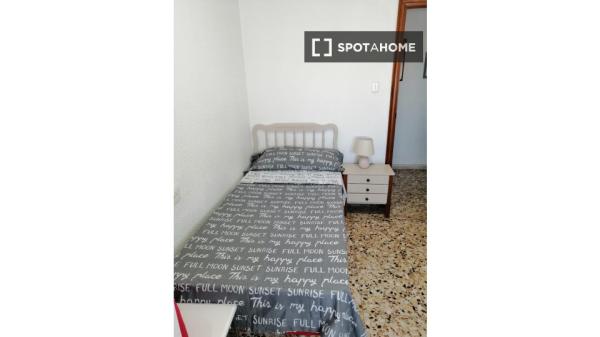 Room for rent in shared apartment in Elche, Alicante