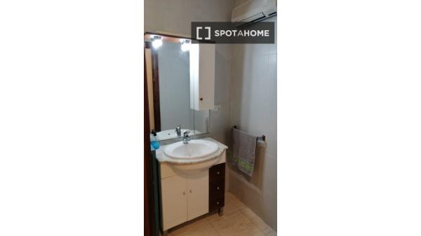 Room for rent in shared apartment in Elche, Alicante