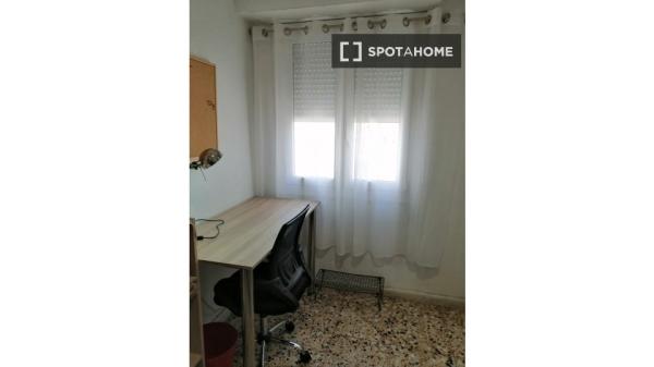 Room for rent in shared apartment in Elche, Alicante