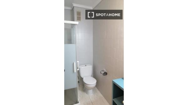 Room for rent in shared apartment in Elche, Alicante