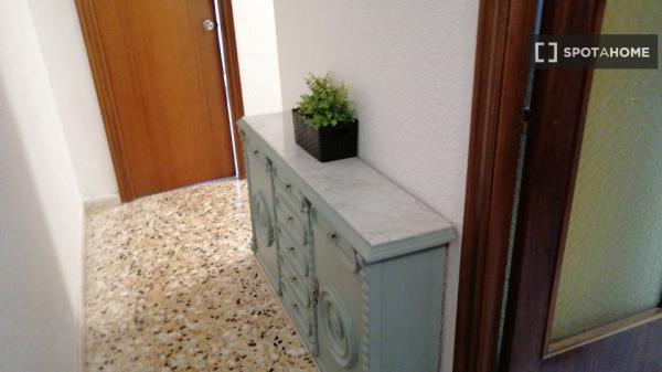 Room for rent in shared apartment in Elche, Alicante