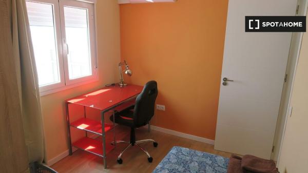 Cozy room in 4-bedroom apartment in Triana, Seville