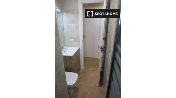 Cozy room in 4-bedroom apartment in Triana, Seville