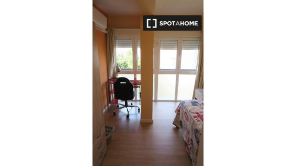 Cozy room in 4-bedroom apartment in Triana, Seville