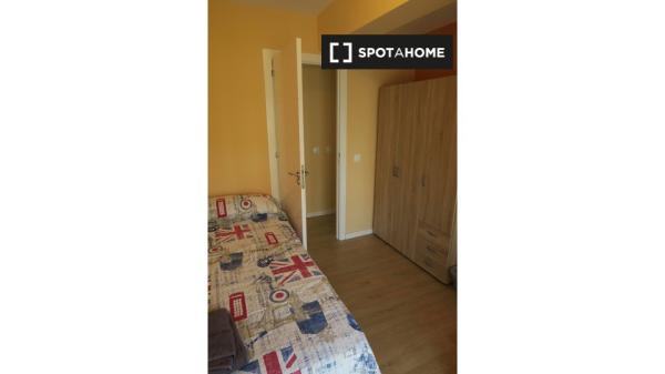 Cozy room in 4-bedroom apartment in Triana, Seville