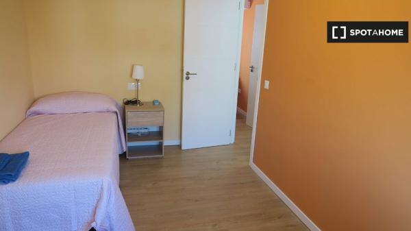 Cozy room in 4-bedroom apartment in Triana, Seville