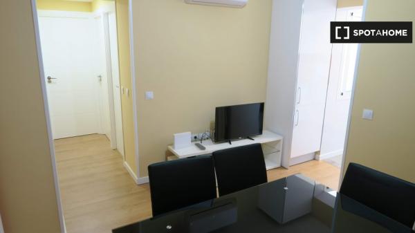 Room for rent in 4-bedroom apartment in Triana, Seville