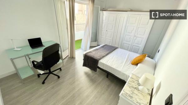 Room for rent in 5-bedroom apartment in Alicante